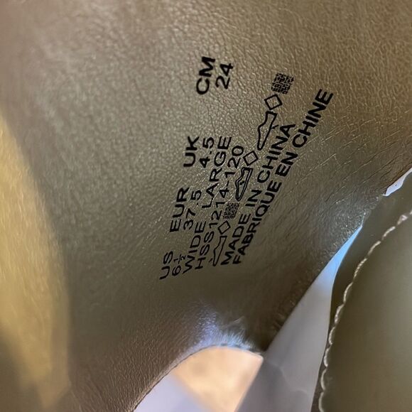 SOFT STYLE.  WHITE SPARKLE SANDALS.  NEW. - Picture 7 of 11